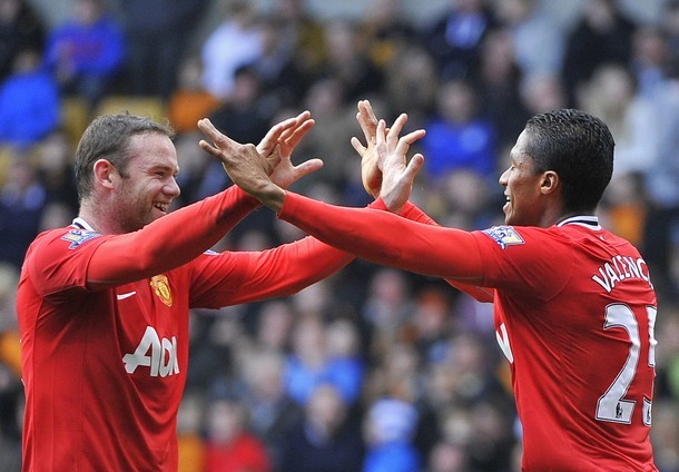 Wayne Rooney chia vui cùng đồng đội